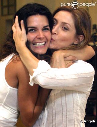 Angie Harmon fait du shopping avec une amie (3 juillet 2010 à Los Angeles)