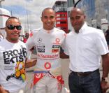 Lewis Hamilton, son père Anthony et son demi-frère au Grand Prix de Silverstone, le 11 juillet 2010.