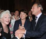 Anne Hidalgo reçoit les insignes de Commandeur de l\'Ordre d\'Isabelle la Catholique, à l\'Ambassade d\'Espagne à Paris, le 13 juillet 2010. Ici Line Renaud, Bertrand Delanoë et Martine Aubry.<br />