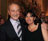Anne Hidalgo reçoit les insignes de Commandeur de l\'Ordre d\'Isabelle la Catholique, à l\'Ambassade d\'Espagne à Paris, le 13 juillet 2010. Ici avec Bertrand Delanoë<br />