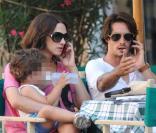 Asia Argento passe des vacances à Forte dei Marmi en Italie avec son mari Michele Civetta, et ses enfants Nicola Giovanni et Anna Lou