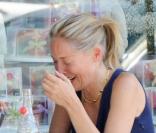 Sharon Stone en pleure lors d'un déjeuner avec une amie à Los Angeles, le 16 juillet 2010