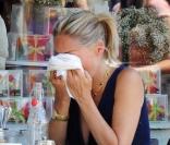 Sharon Stone en pleure lors d'un déjeuner avec une amie à Los Angeles, le 16 juillet 2010