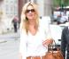 Kate Moss dans un style très printanier fait d'un petit pantalon blanc, d'un léger top, et d'un blazer. Sans oublier ses escarpins "platform" à brides, sa ceinture camel, et son magnifique sac Gloucester à grosses sangles signé Longchamp
