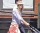 Le top model tchèque Karolina Kurkova a succombé à la mode du pantalon blanc