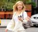 Kate Hudson, divine dans son tailleur loose immaculé, porté avec de hauts talons et un it-bag Chanel !