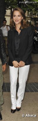 La discrète Mélissa Theuriau est une vraie fashionista, qui n'a pas pu résister à la mode du pantalon blanc