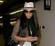 Borsalino, lunettes oversize, petit perfecto, et bien sûr pantalon blanc, Nicole Scherzinger a vraiment tout compris !