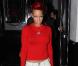 Du rouge shoking associé à un jean blanc ultra branché, Rihanna sait toujours comment faire pour être dans le vent !