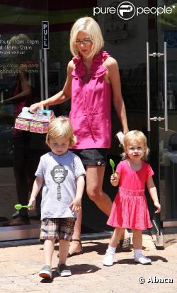 Tori Spelling et ses enfants à Los Angeles, le 18 juillet 2010