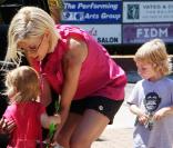 Tori Spelling et ses enfants à Los Angeles, le 18 juillet 2010