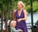 Naomi Watts et son fils Alexander Pete Schreiber sont allés dans un parc d'East Village à New York le 3 août 2010