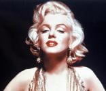 Marilyn Monroe, de son vrai nom Norma Jeane Baker, reste encore aujourd'hui la plus grande icône glamour du tout Hollywood. Son style, sa beauté et son charisme font encore l'unanimité. 