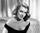 Marilyn Monroe, de son vrai nom Norma Jeane Baker, reste encore aujourd'hui la plus grande icône glamour du tout Hollywood. Son style, sa beauté et son charisme font encore l'unanimité. 