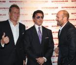  Dolph Lundgren, Sylvester Stallone et Jason Statham lors de l'avant-première de The Expendables au cinéma Le Grand Rex le 5 août 2010 à Paris 