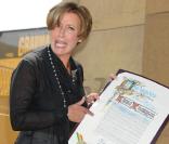 Emma Thompson reçoit un justificatif de son étoile (vendredi 6 août 2010 sur le Walf of Fame à Los Angeles)