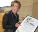 Emma Thompson reçoit un justificatif de son étoile (vendredi 6 août 2010 sur le Walf of Fame à Los Angeles)
