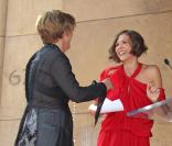 Emma Thompson et sa copine Maggie Gyllenhaal après un petit discours de Maggie ! (vendredi 6 août 2010 sur le Walf of Fame à Los Angeles)