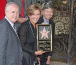 Emma Thompson fière d\'exhiber son étoile ! (vendredi 6 août 2010 sur le Walf of Fame à Los Angeles)