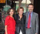 Emma Thompson entourée de Hugh Laurie et sa copine Maggie Gyllenhaal !(vendredi 6 août 2010 sur le Walf of Fame à Los Angeles)