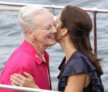 Mary de Danemark salue la reine Margrethe lors du 500e anniversaire de la flotte danoise à Copenhague le 10 août 2010