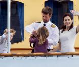 Mary de Danemark célèbre en beauté le 500e anniversaire de la flotte danoise à Copenhague le 10 août 2010 : elle est entourée de son époux le prince héritier Frederik et leurs enfants Christian et Isabella 