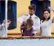 Mary de Danemark célèbre en beauté le 500e anniversaire de la flotte danoise à Copenhague le 10 août 2010 : elle est entourée de son époux le prince héritier Frederik et leurs enfants Christian et Isabella 