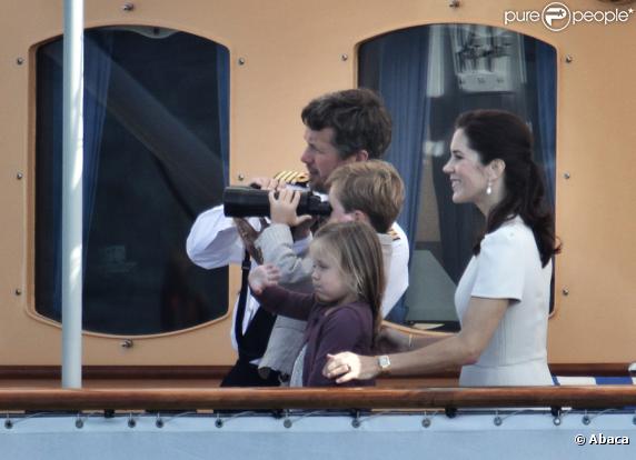Mary de Danemark assiste avec son époux le prince héritier Frederik et leurs enfants Christian et Isabella au 500e anniversaire de la flotte danoise à Copenhague le 10 août 2010
