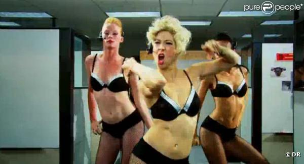Images extraites de la parodie de Lady Gaga et Beyoncé :  Telephone, The office version  (version du bureau) !