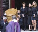 La famille Cremer - Chantal, Constance, Marie-Clémentine - à la sortie des obsèques de Bruno Cremer, en l'église Saint-Thomas d'Aquin, dans le VIIe arrondissement de Paris, le 13 août 2010.