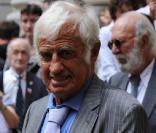 Jean-Paul Belmondo et Jean-Pierre Marielle à la sortie des obsèques de Bruno Cremer, en l'église Saint-Thomas d'Aquin, dans le VIIe arrondissement de Paris, le 13 août 2010.
