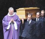 Jean-Paul Belmondo à la sortie des obsèques de Bruno Cremer, en l'église Saint-Thomas d'Aquin, dans le VIIe arrondissement de Paris, le 13 août 2010.