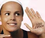 Laure Manaudou : Moins d\'un an après l\'annonce officielle de sa retraite (septembre 2009), et quelques mois après la naissance de sa fille Manon, la rumeur d\'un retour dans les bassins provoque l\'effervescence ! (photo : campagne Cadum)<br />