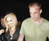 Jenny McCarthy et un bel inconnu en mai 2010
