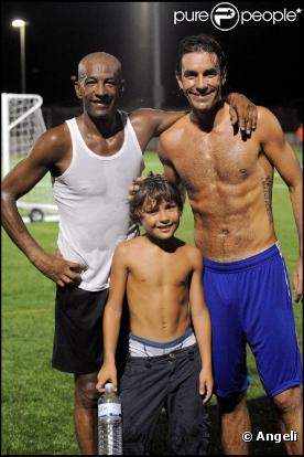 José Touré, Robert Pires, les fils d'Yves Rénier et le fils de José Touré lors du match qui opposait les people aux ex-stars du foot