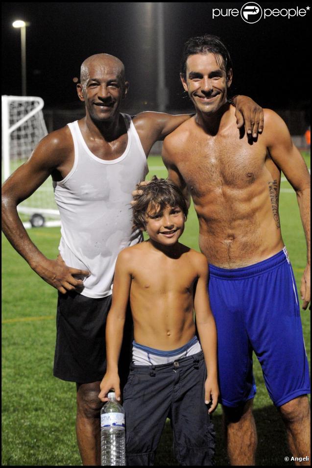 José Touré, Robert Pires, les fils d'Yves Rénier et le fils de José Touré lors du match qui opposait les people aux ex-stars du foot
