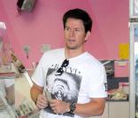 Mark Wahlberg s'offre une glace chez Baskin Robbins à Beverly Hills pendant que ses enfants attendent dans la voiture le 20 août 2010  