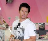 Mark Wahlberg s'offre une glace chez Baskin Robbins à Beverly Hills pendant que ses enfants attendent dans la voiture le 20 août 2010  