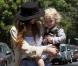 Ashlee Simpson se promène aux abords de Los Angeles, samedi 14 août, en compagnie de son fils Bronx Mowgli.