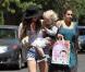 Ashlee Simpson se promène aux abords de Los Angeles, samedi 14 août, en compagnie de son fils Bronx Mowgli.