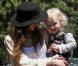Ashlee Simpson se promène aux abords de Los Angeles, samedi 14 août, en compagnie de son fils Bronx Mowgli.