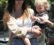 Ashlee Simpson se promène aux abords de Los Angeles, samedi 14 août, en compagnie de son fils Bronx Mowgli.