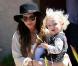 Ashlee Simpson se promène aux abords de Los Angeles, samedi 14 août, en compagnie de son fils Bronx Mowgli.