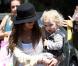 Ashlee Simpson se promène aux abords de Los Angeles, samedi 14 août, en compagnie de son fils Bronx Mowgli.