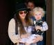 Ashlee Simpson se promène aux abords de Los Angeles, samedi 14 août, en compagnie de son fils Bronx Mowgli.