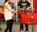 Ashlee Simpson entourée des deux hommes de sa vie dans un centre commercial près de Los Angeles le 21 août 2010