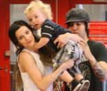 Ashlee Simpson entourée des deux hommes de sa vie dans un centre commercial près de Los Angeles le 21 août 2010