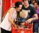 Ashlee Simpson entourée des deux hommes de sa vie dans un centre commercial près de Los Angeles le 21 août 2010