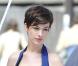 Anne Hathaway, coupe courte et air mystérieux