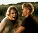 Taylor Swift dans le clip de  Mine , août 2010